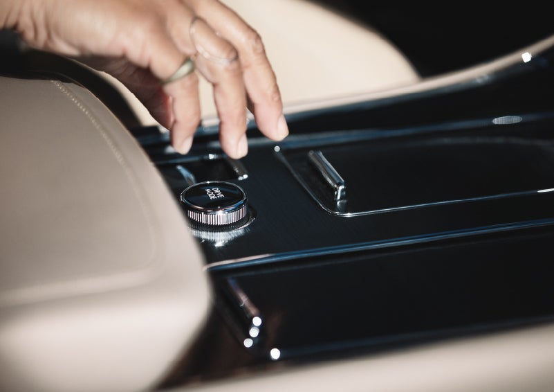 A hand reaching for the Lincoln Drive Modes knob of a 2024 Lincoln Aviator® SUV | West Point Lincoln in Houston TX